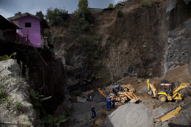 Habitantes y rescatistas usan equipo pesado en busca de personas que se presume quedaron enterradas en una mina de arena, luego de un sismo de magnitud 7,4 que sacudió la localidad de San Marcos, Guatemala el miércoles 7 de noviembre de 2012. (Foto AP/Moisés Castillo)