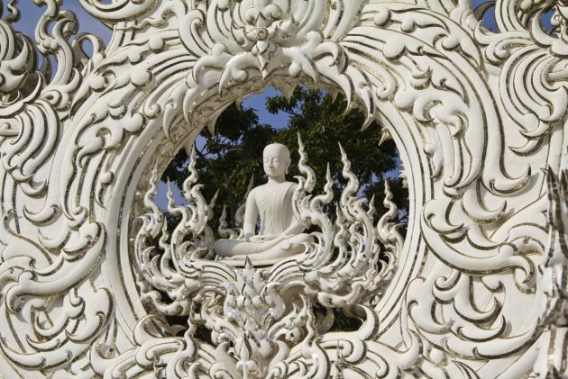 Đi đến cuối chân cầu, khách tham quan sẽ thấy khá nhiều các bức điêu khắc hình Đức Phật đang tọa thiền, ngồi kiết già (tư thế hoa sen).