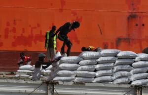 Casual labourers load goods in the port of Djibouti&nbsp;&hellip;