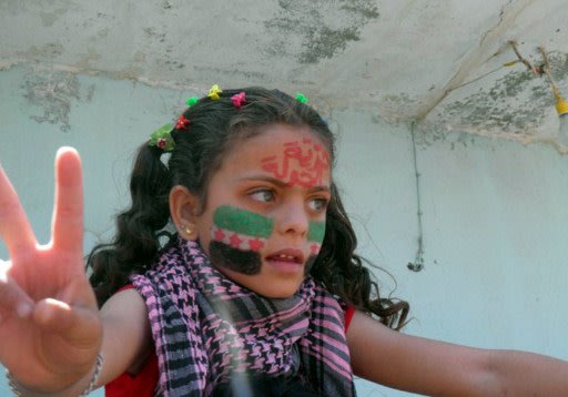 طفلة سورية في الحولة شاركت في مظاهرات أمس تحت شعار"ثوار وتجار يدا بيد حتى الانتصار"... 000-Nic6102226-jpg_130528
