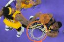 David West, de los Pacers de Indiana, salta para hacer una clavada frente a Jordan Hill, alero de los Lakers de Los Angeles, en el partido del martes 28 de enero de 2014 (AP Foto/Mark J. Terrill)