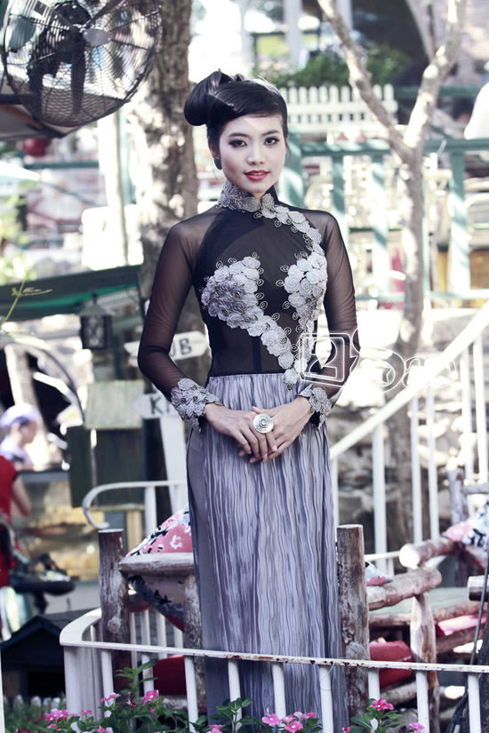 Hoa hậu biển Ninh Hoàng Ngân rực rỡ trong nắng
