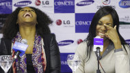 Serena, a la izquierda, y Venus Williams sonríen en una rueda de prensa en Bogotá, Colombia, el martes 22 de noviembre de 2011. (AP Foto/Fernando Vergara)