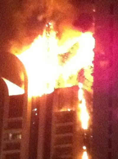 الحريق أتى على أجزاء من البناية