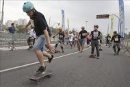 Un grupo de personas montan tabla este domingo 22 de septiembre de 2013, durante el evento "Skate run", en el marco de la celebración del Día Mundial Sin Automóvil, en Sao Paulo (Brasil). EFE