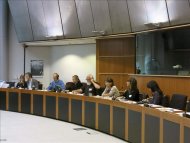 Representantes de colectivos ciudadanos de siete países de la Unión Europea, durante la reunión que han mantenido hoy en Bruselas, para sentar las bases de una futura iniciativa popular que ayude a modificar los parámetros europeos en materia de radiación electromagnética. EFE