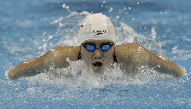 Polêmica ronda recorde mundial da nadadora chinesa Ye Shiwen. (AP)