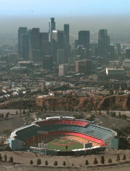 En esta imagen de archivo del 3 de octubre de 1995 es una vista aérea del estadio de los Dodgers teniendo de fondo los rascacielos del centro de Los Angeles. En una carta difundida el viernes 4 de noviembre del 2011, el alcalde de Los Angeles, Antonio Villaraigosa, plantea a las mayores que el nuevo dueño del equipo provenga de Los Angeles. (Foto AP/Mark J. Terrill, archivo)