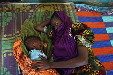 Bonko Diawara faz carinho em sua filha de 17 meses, que se recupera de desnutrição, em um centro de nutrição, em hospital na região de Guidimakha, na Mauritânia