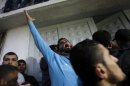 Ciudadanos palestinos lamentan la muerte del jefe de las operaciones militares de Hamas, Ahmad Jaabari, este miércoles en Gaza