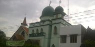 Gereja dan masjid di Solo ini satu halaman dan satu dinding