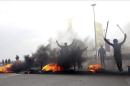 Suníes queman ruedas cerca de la carretera hoy, lunes 30 de diciembre de 2013. EFE