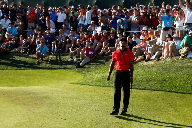 Tiger Woods reacts after missing the tournament-tying putt on the 18th green Sunday.