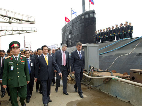 Chùm ảnh Thủ tướng thăm tàu ngầm Hà Nội 1