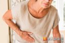醫師提醒，上腹劇痛有可能是橫結腸產生腫瘤所致。