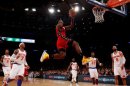 LeBron James anotó 29 puntos para que los campeones vigentes Miami Heat vencieran 99-93 a New York Knicks.