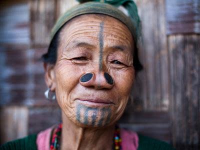 Wanita Suku Apatani Sumpal Hidung Agar Terlihat Jelek