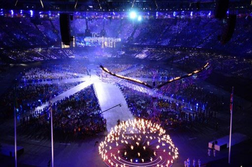 A pira olímpica com 204 pétalas de cobre é desmontada, durante a cerimônia de encerramento dos Jogos Olímpicos de Londres
