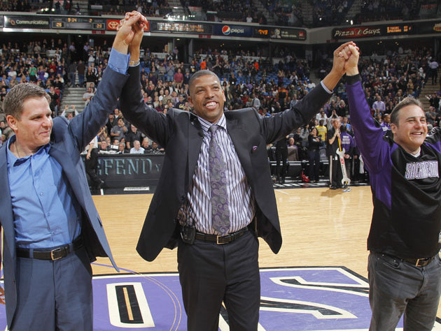 Sacramento-Mayor-Kevin-Johnson-center-celebrates-with-Kings-owners-Joe-Maloof-left-and-Gavin-Maloof.-Getty-Images.jpg