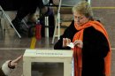 La expresidente y actual candidata a este cargo en Chile, Michele Bachelet, vota el 30 de junio de 2013, en Santiago (Chile). EFE