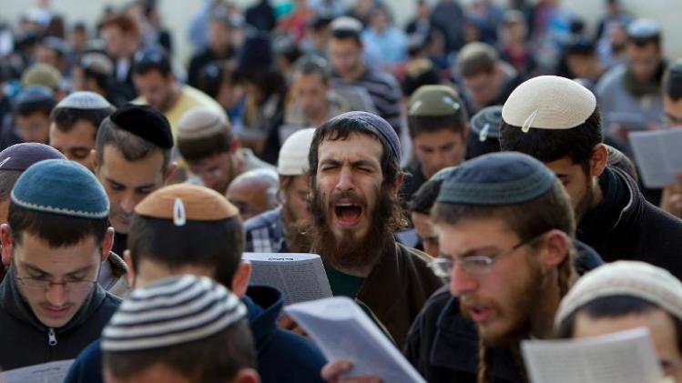 Hardline Israeli Jews attend a mass at the Western Wall in Jerusalem&#39;s old city on January 30, 2014