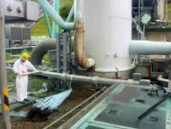 Funcionário checa os níveis de radiação em Fukushima atingida por um terremoto e tsunami em março de 2011