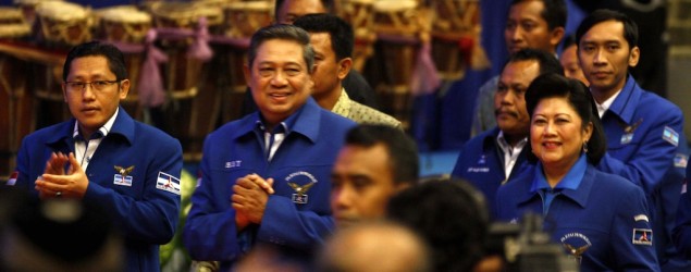 Susilo Bambang Yudhoyono (tengah) didampingi istri Ny. Kristiani Herrawati (kanan), Anas Urbaningrum (kiri), dan Edhie Baskoro Yudhoyono (kanan belakang). Foto: Tempo/Aditia Noviansyah