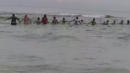 80 Beachgoers Form Incredible Human Chain to Rescue Swimmers Trapped in Riptide