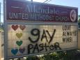 Una iglesia en Florida que apoya a la comunidad LGBTQ responde con mensajes de amor a un acto vandálico en su valla publicitaria