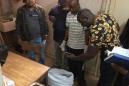 El gobernador de Nairobi encuentra 12 cadáveres de bebés en cajas durante una visita sorpresa a un hospital