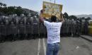 Venezuela: at least four dead and hundreds injured in border standoff