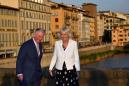 Carlo e Camilla a Firenze, passeggiata romantica sul   Lungarno