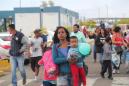 Miles de venezolanos entran a Perú antes de que se les exija pasaporte